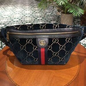 N16 Slightly Used Gucci Navy Velvet Chest Bag 37*20